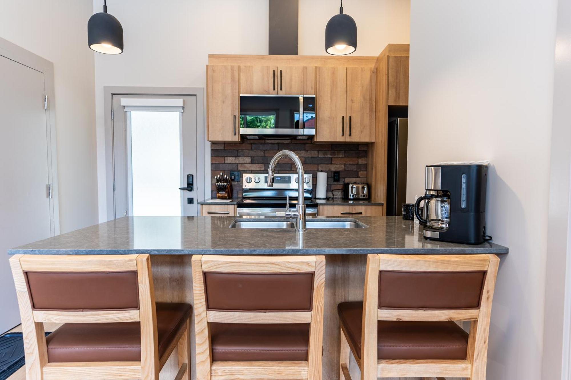 Basecamp Suites Ревелсток Экстерьер фото
