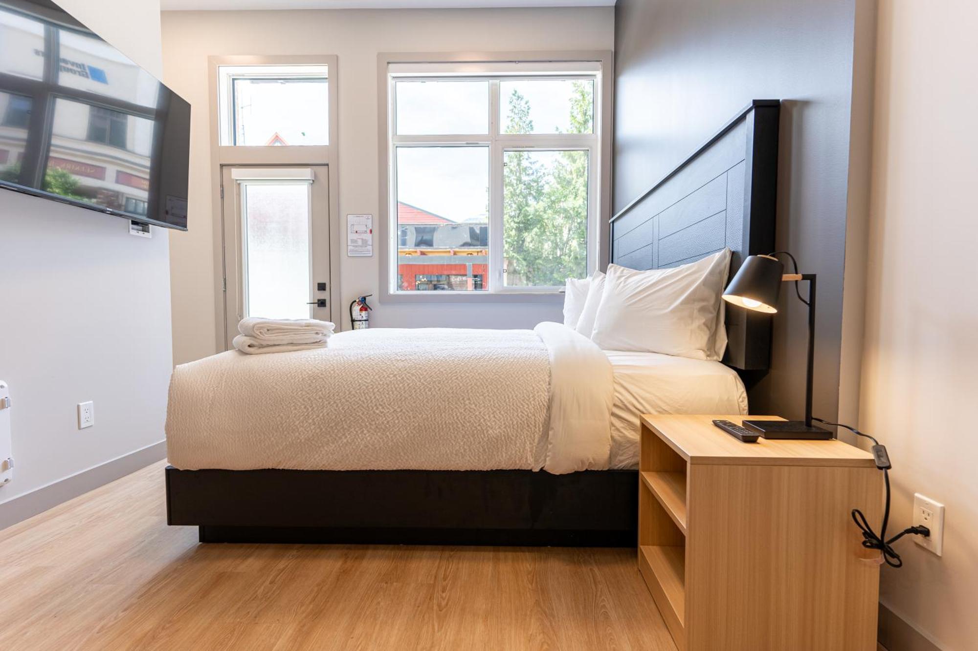 Basecamp Suites Ревелсток Экстерьер фото