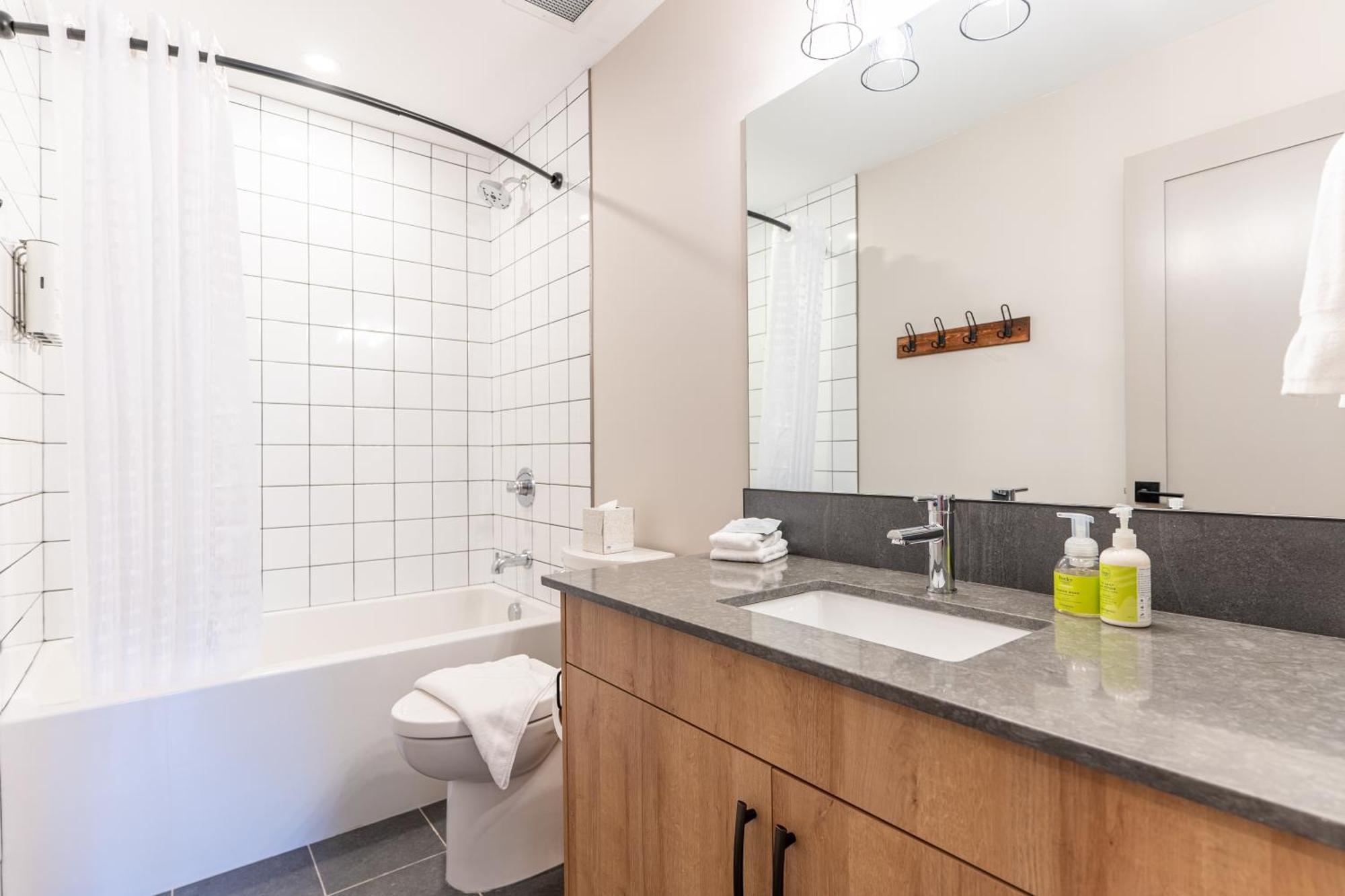 Basecamp Suites Ревелсток Номер фото