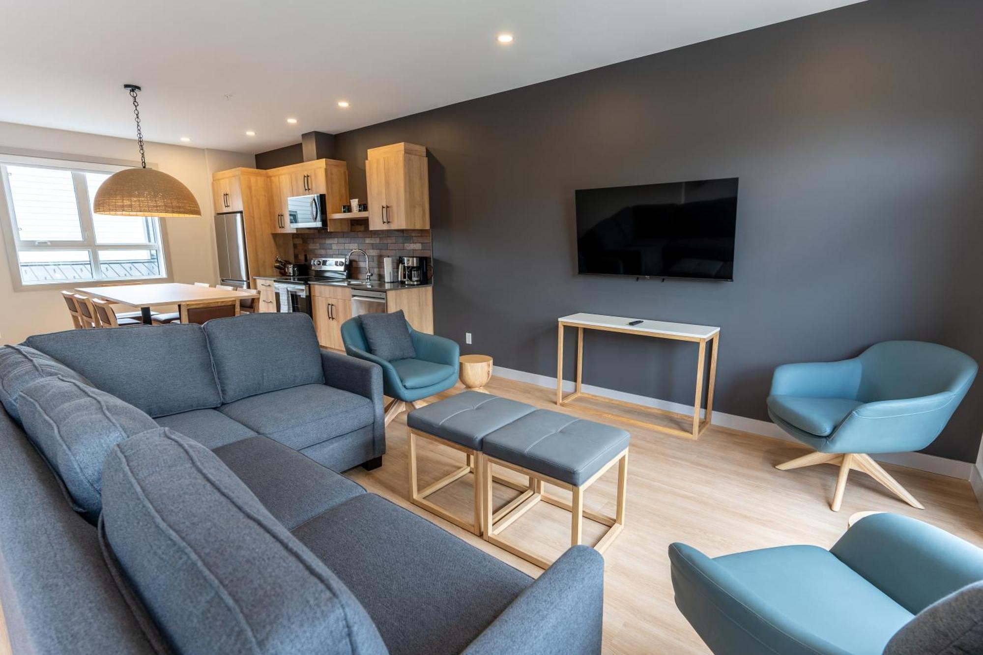 Basecamp Suites Ревелсток Экстерьер фото