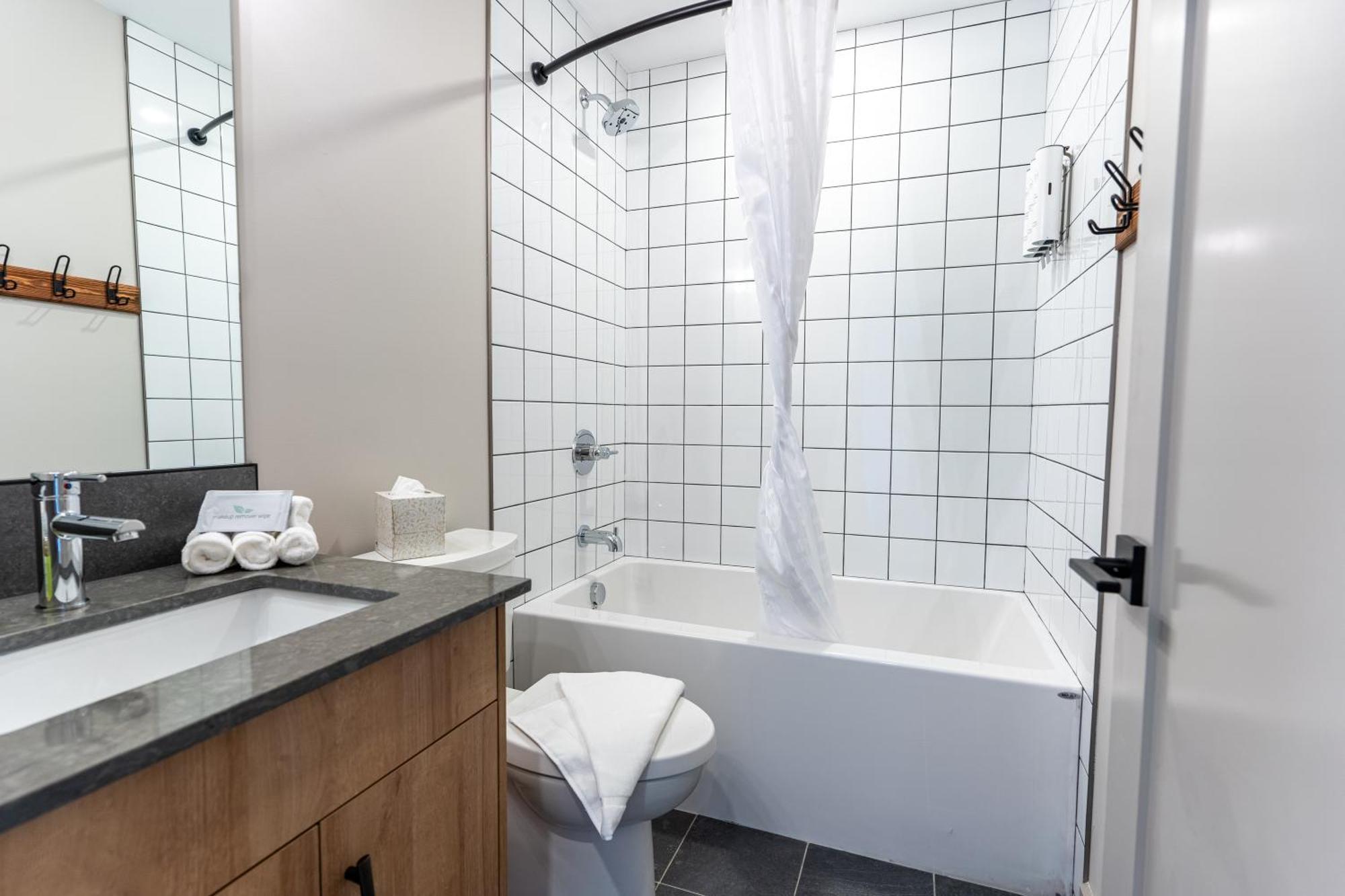 Basecamp Suites Ревелсток Экстерьер фото