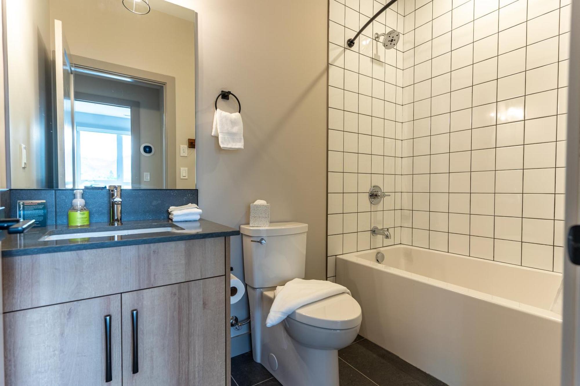 Basecamp Suites Ревелсток Номер фото