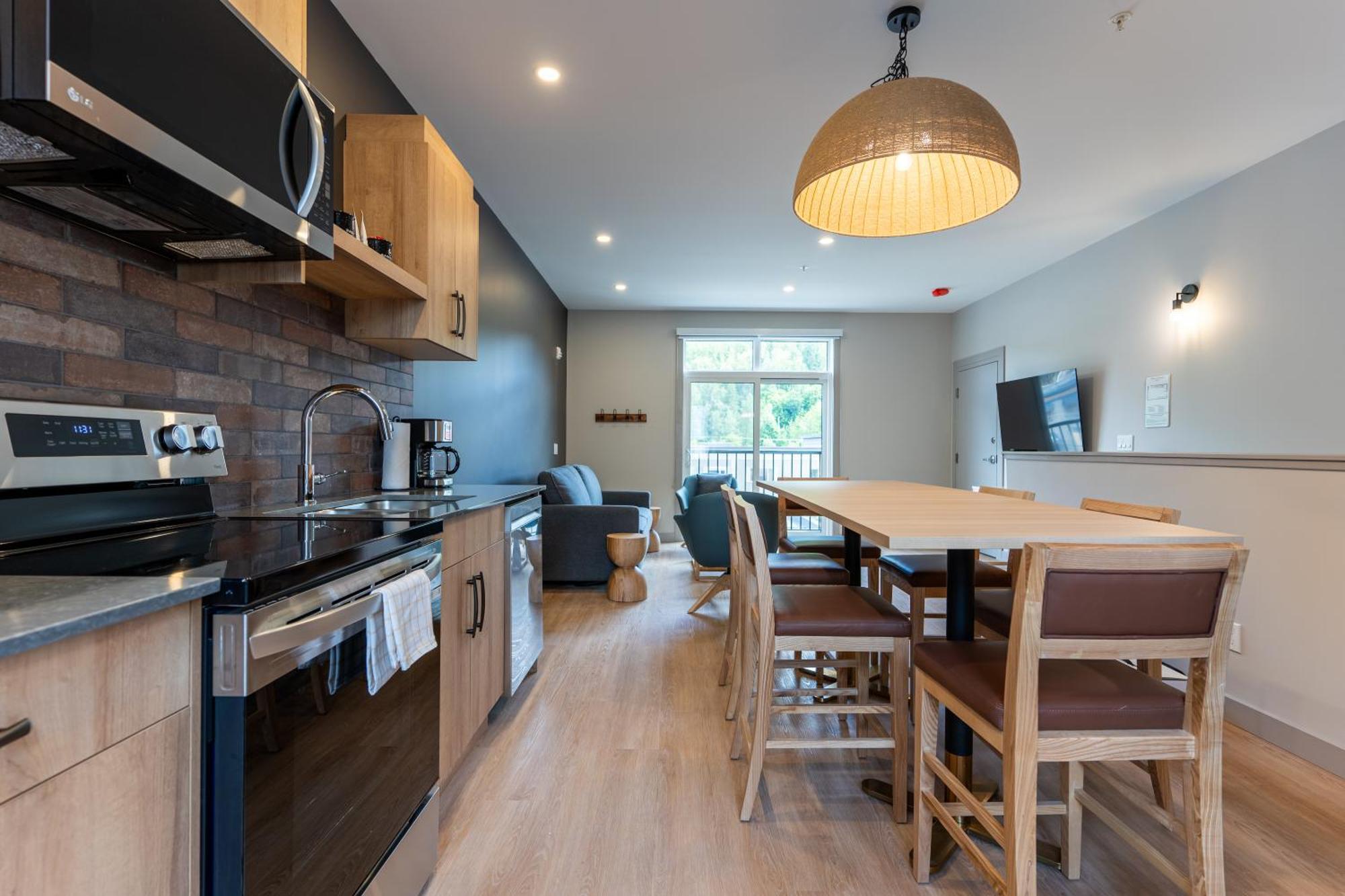 Basecamp Suites Ревелсток Экстерьер фото