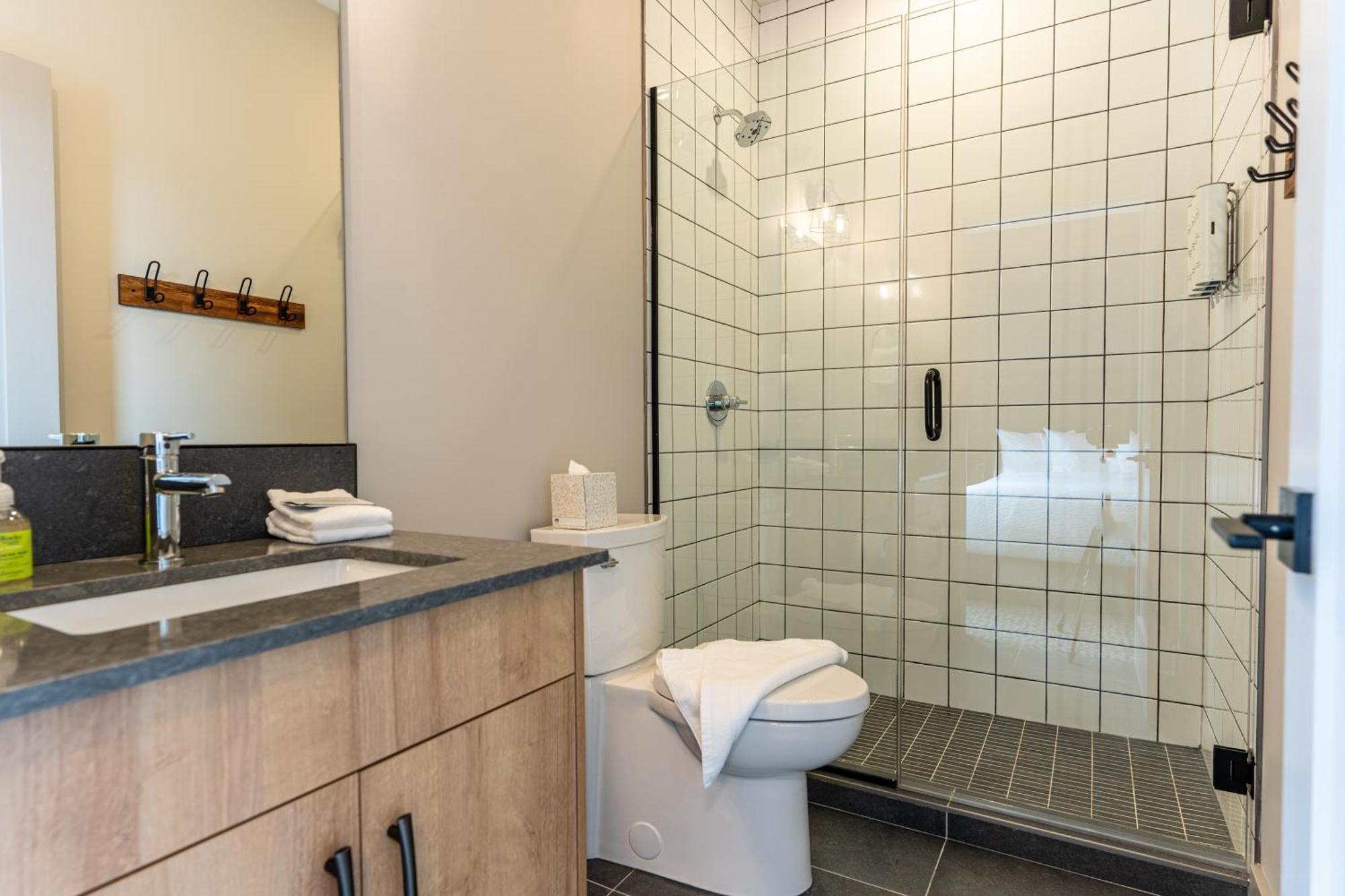 Basecamp Suites Ревелсток Экстерьер фото
